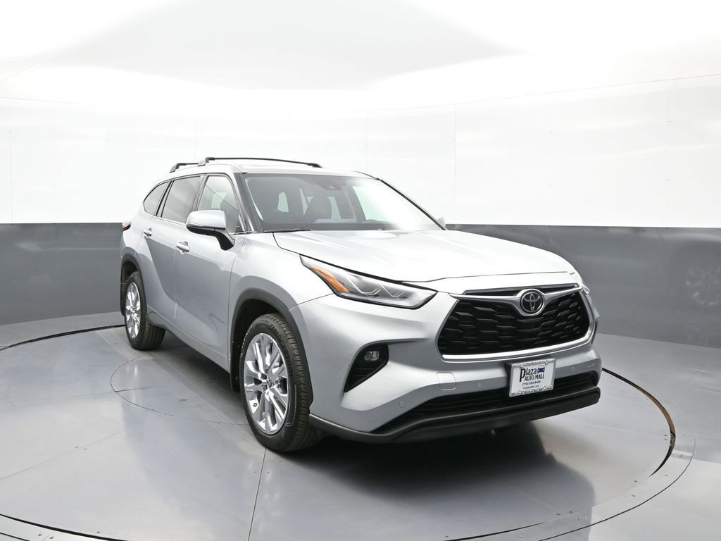 Certified 2024 Toyota Highlander Limited AWD/4WD image 3