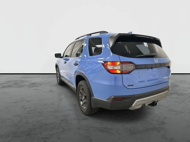 Used 2025 Honda Pilot TrailSport image 2
