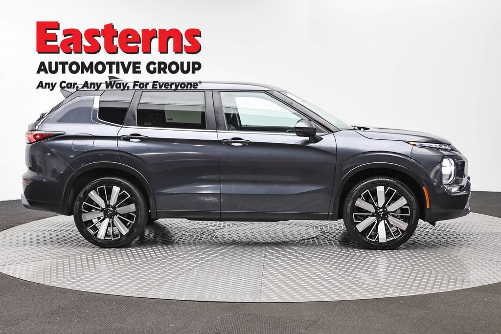 Used 2025 Mitsubishi Outlander SE AWD/4WD image 4