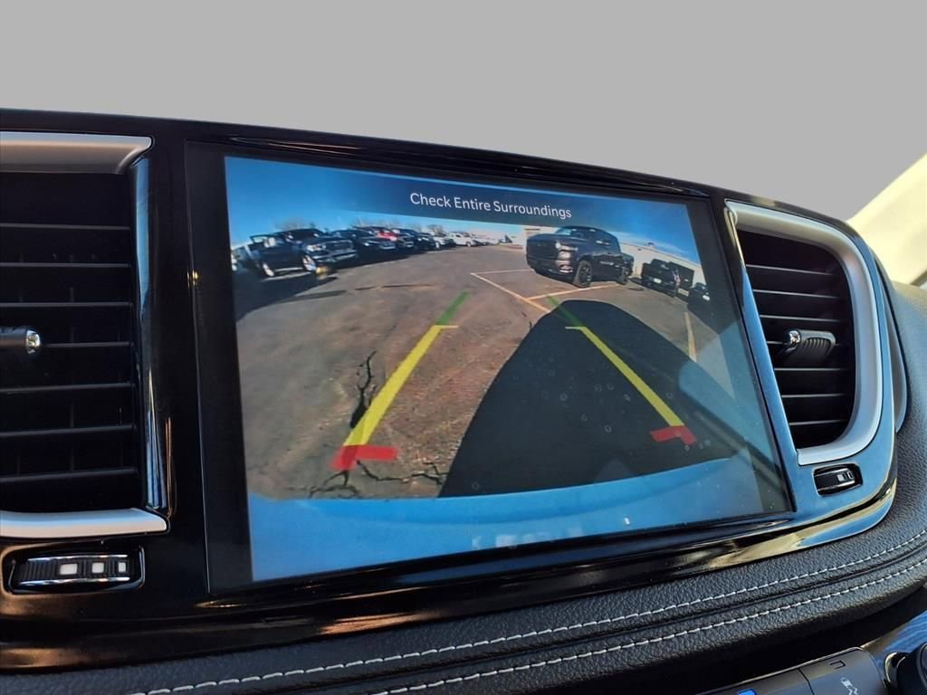 Used 2024 Chrysler Pacifica Select image 6