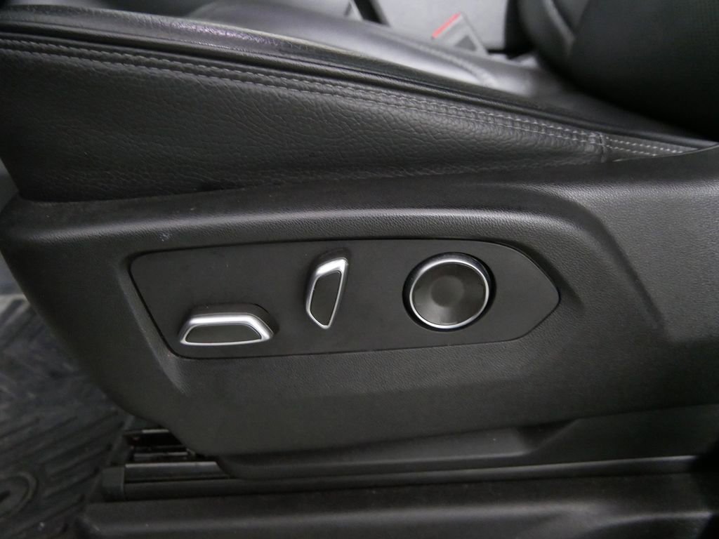 Used 2024 GMC Yukon Denali w/ Advanced Technology Package AWD/4WD image 17