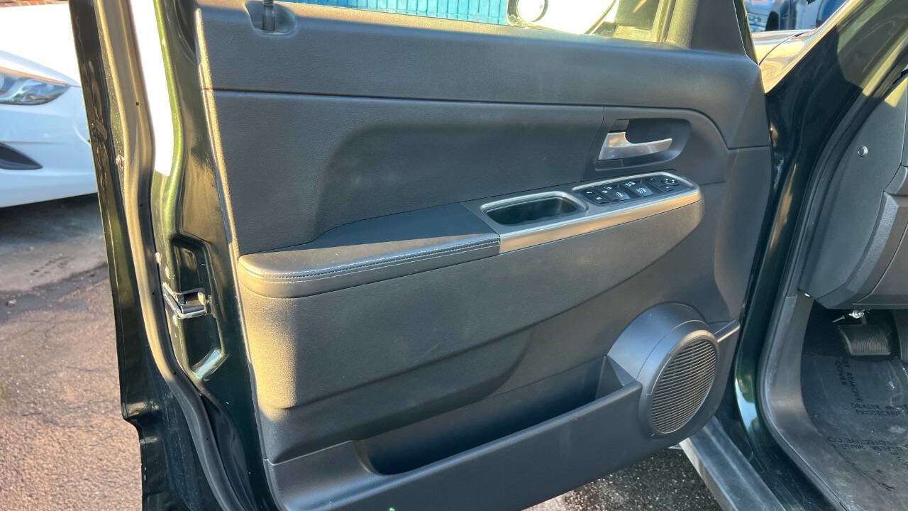 Used 2011 Jeep Liberty Renegade w/ Navigation Convenience Group image 23