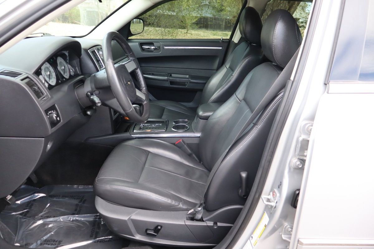 Used 2010 Chrysler 300 Touring image 19