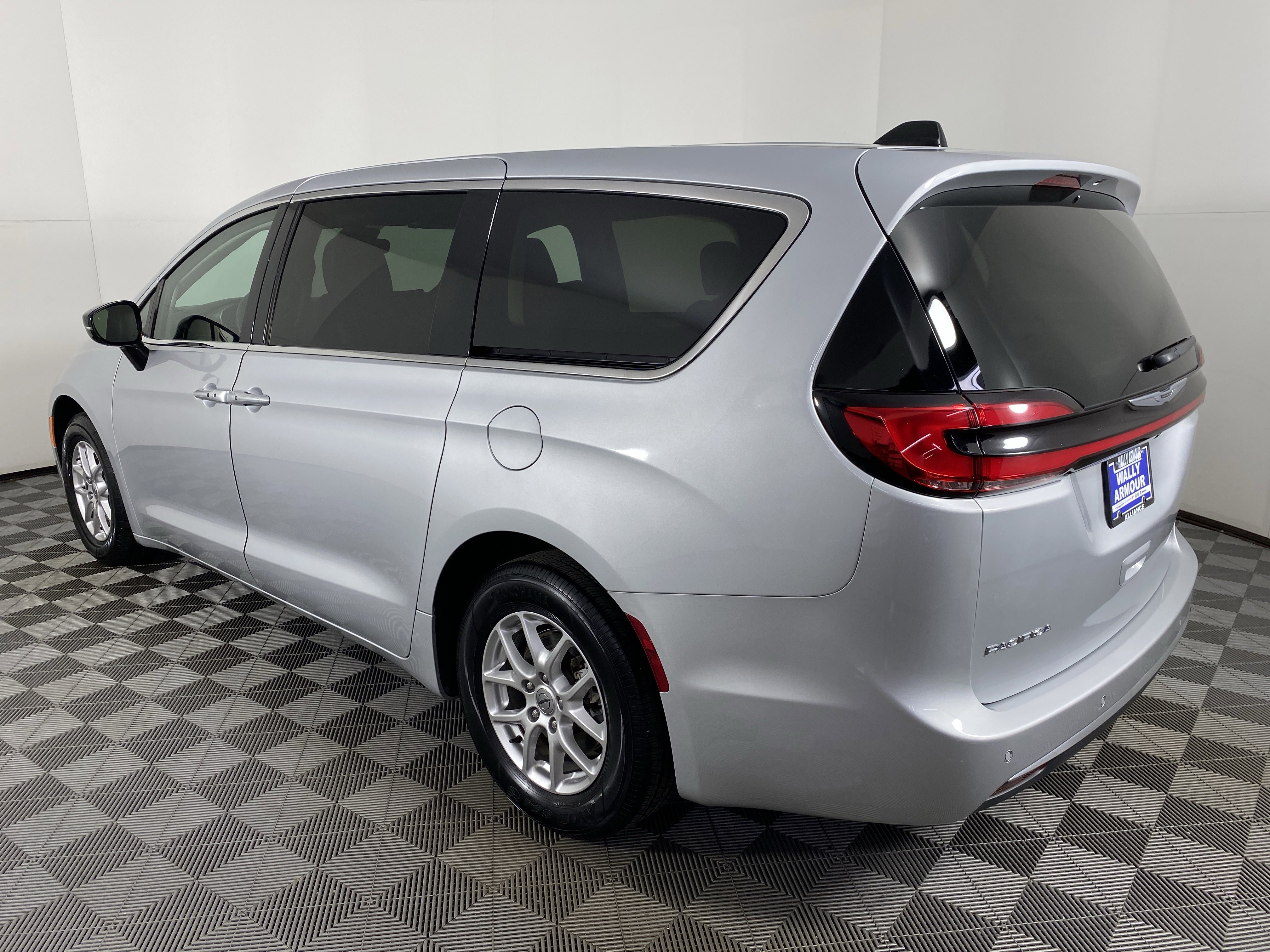 Used 2024 Chrysler Pacifica Touring-L image 9