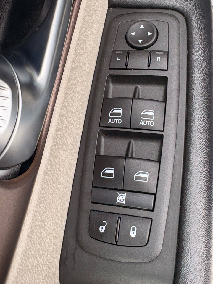 Used 2022 Chrysler Voyager LX image 10