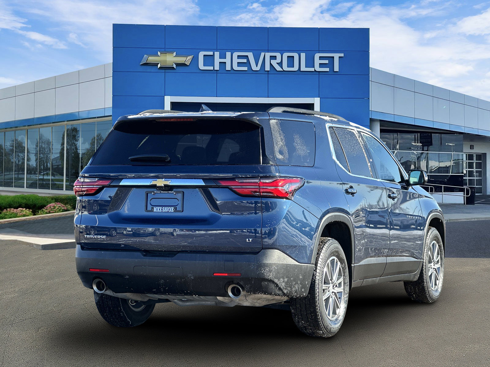 Certified 2023 Chevrolet Traverse LT w/ Rear Camera Mirror Package image 3