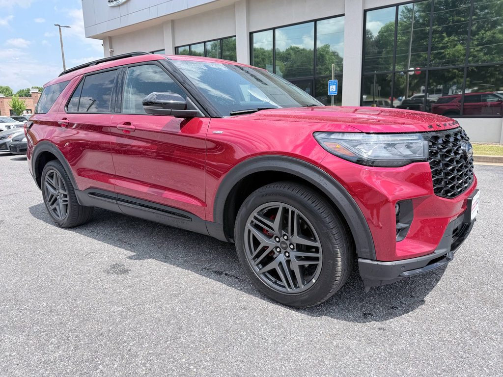 Used 2025 Ford Explorer ST-Line w/ ST-Line Street Pack AWD/4WD image 2