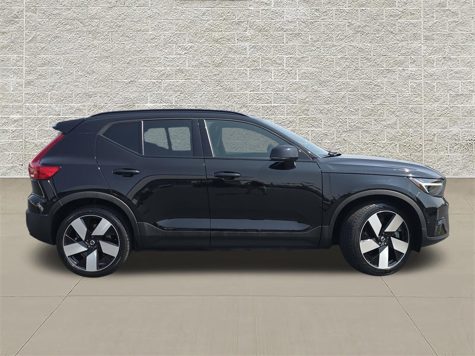 Used 2024 Volvo XC40 Recharge Plus w/ Protection Package Premier AWD/4WD image 8