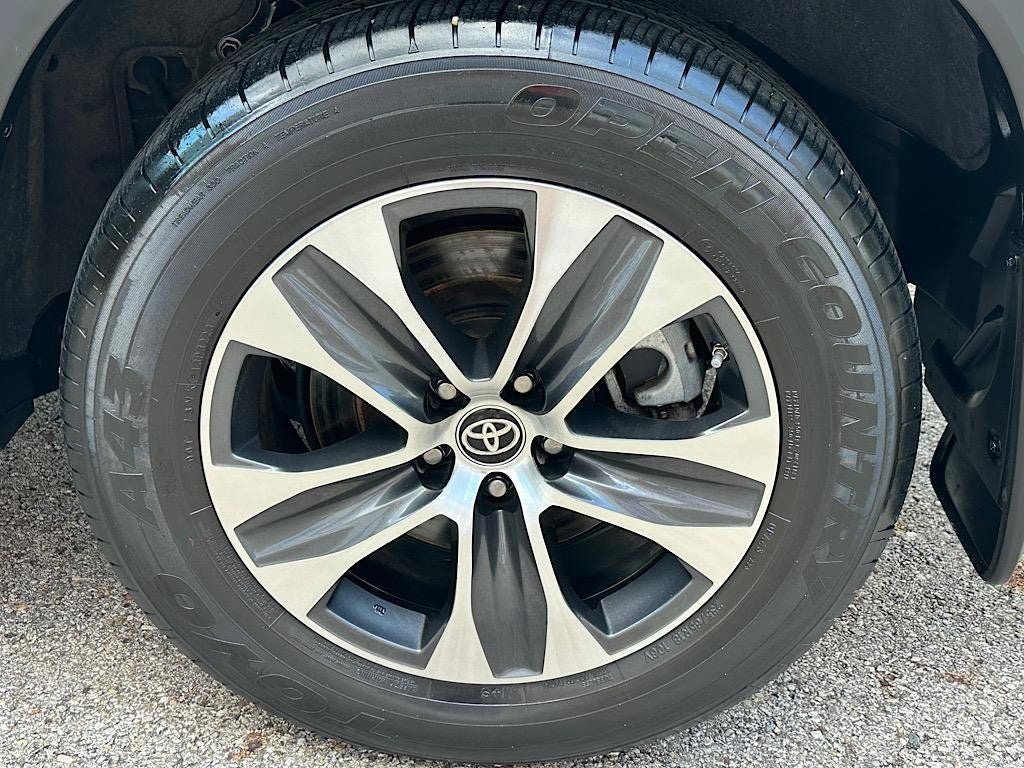 Certified 2023 Toyota Highlander XLE AWD/4WD image 31