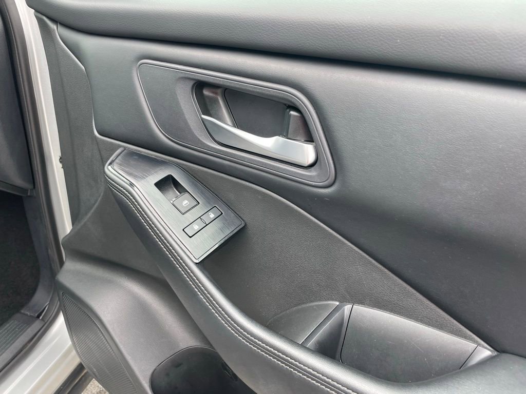 Used 2024 Nissan Rogue SV image 31