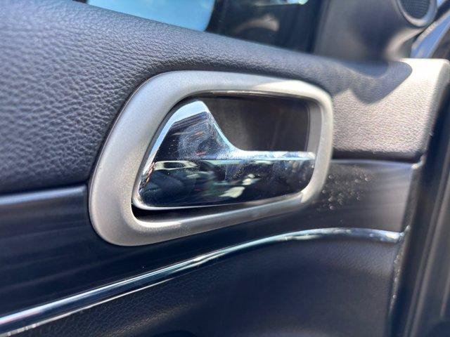 Used 2022 Jeep Grand Cherokee Limited AWD/4WD image 7
