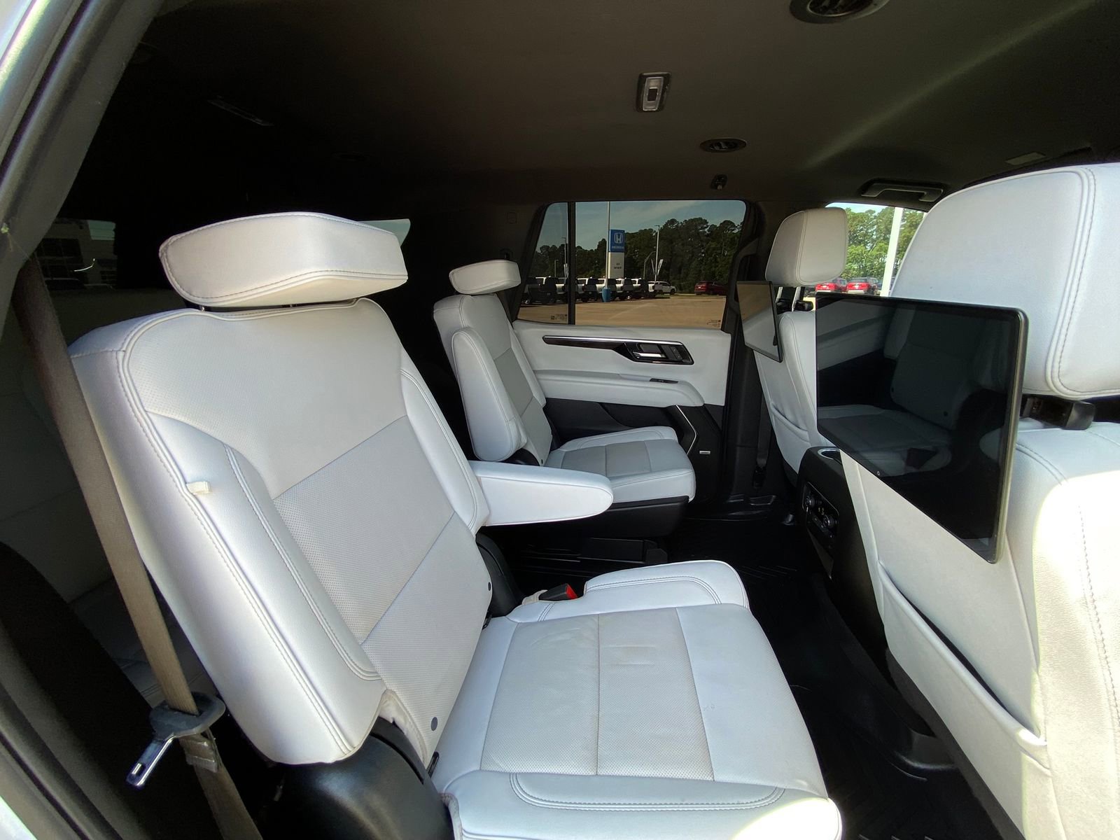 Used 2025 Chevrolet Tahoe Premier AWD/4WD image 31