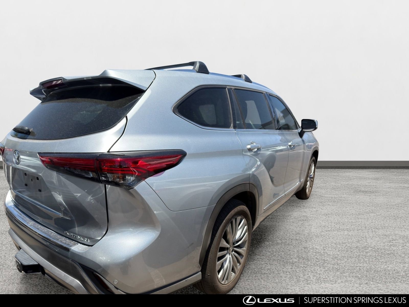 Used 2022 Toyota Highlander Platinum FWD image 3