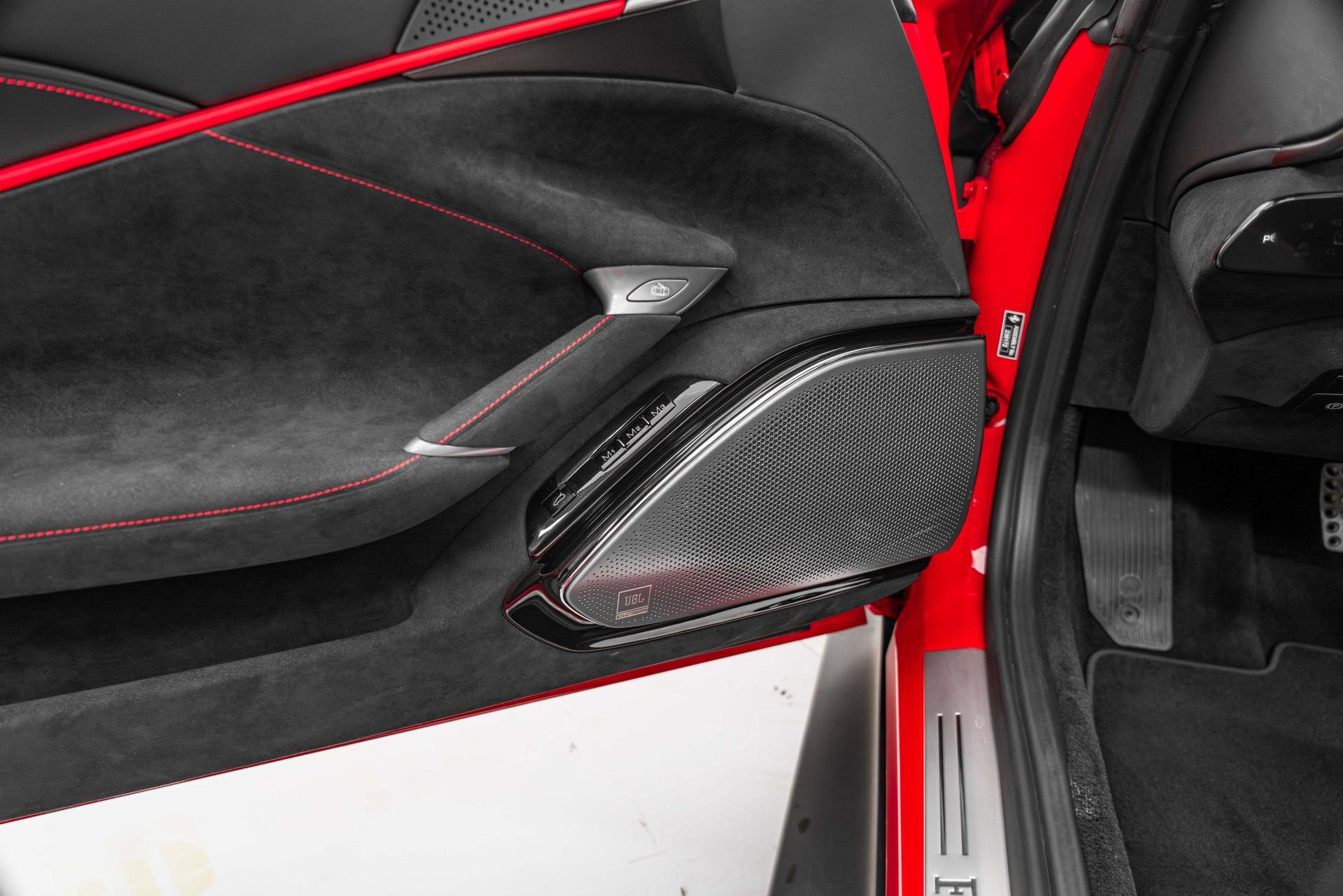 Certified 2025 Ferrari Roma Spider RWD image 29