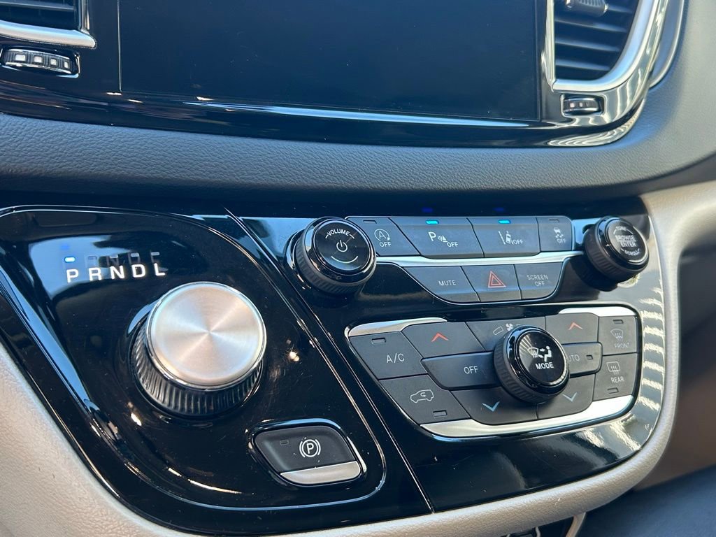 Used 2022 Chrysler Pacifica Touring-L image 29