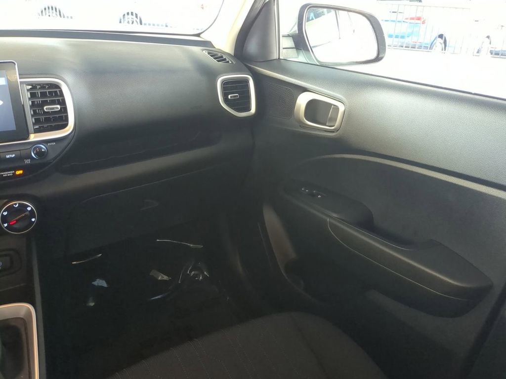 Used 2025 Hyundai Venue SE image 17