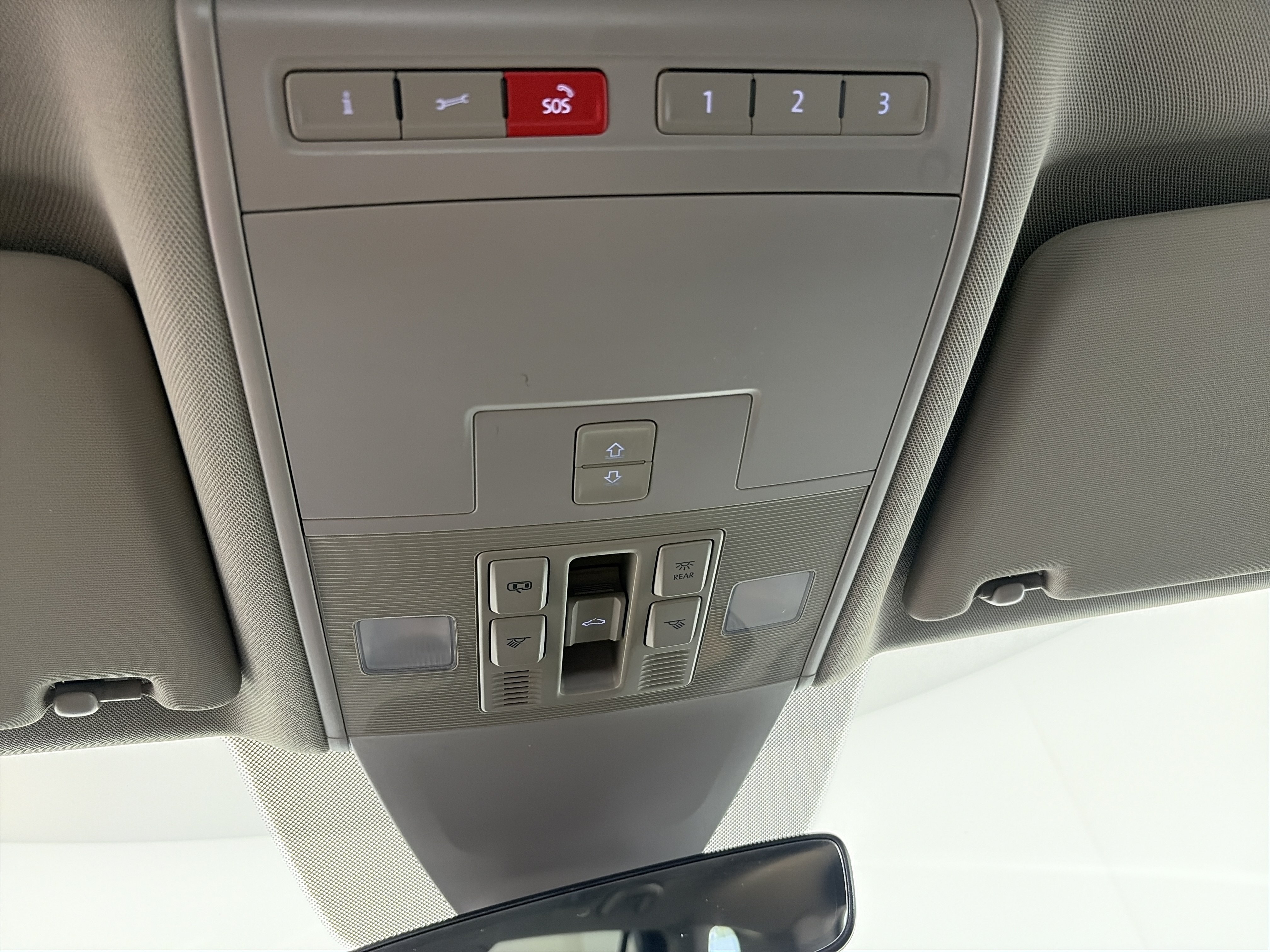 Used 2018 Volkswagen Atlas SEL FWD image 34