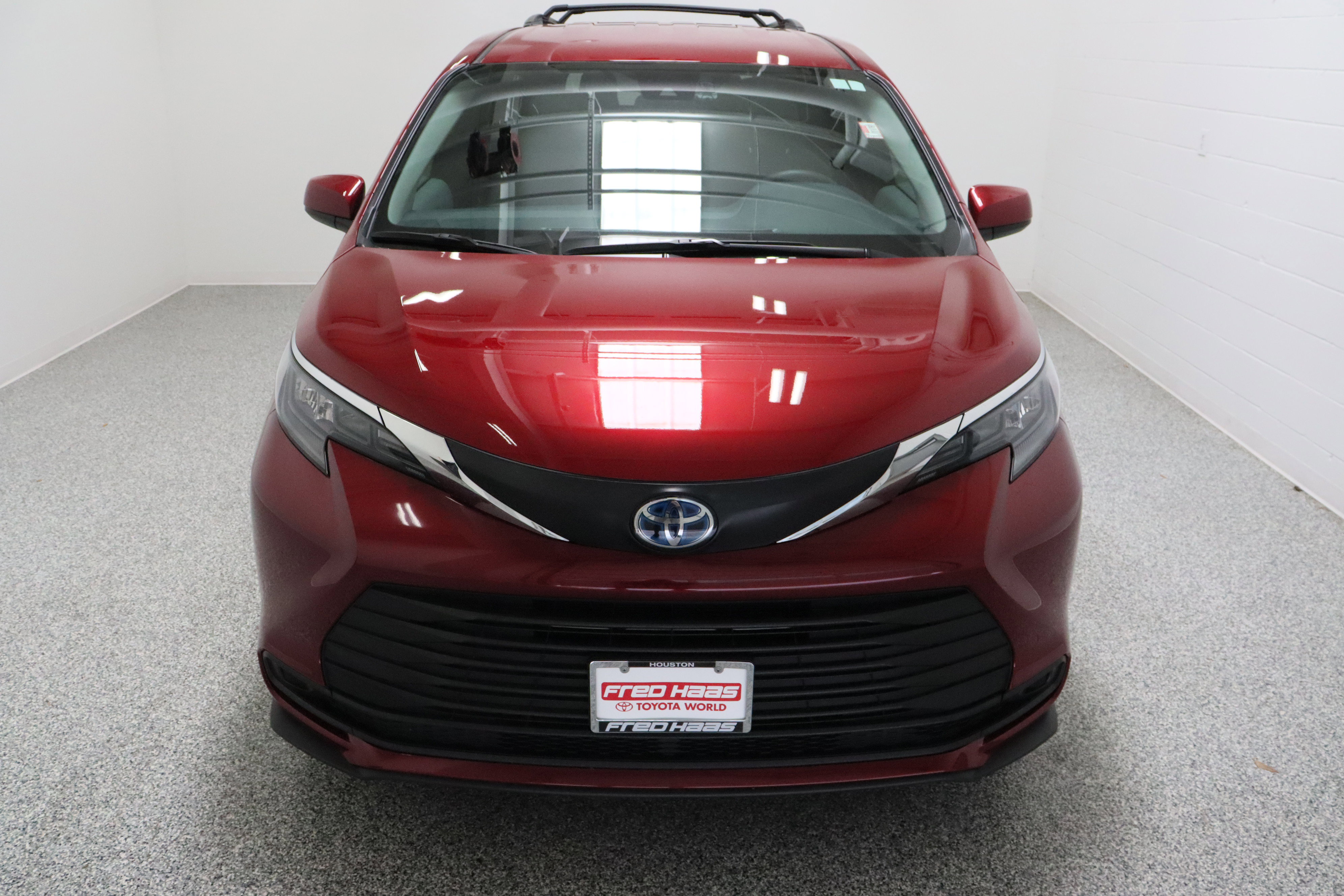 Used 2025 Toyota Sienna LE image 3