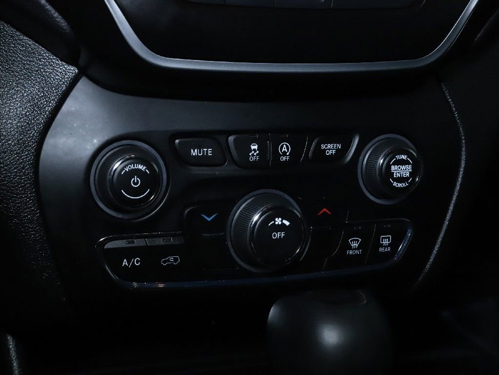 Used 2019 Jeep Cherokee Latitude Plus w/ Cold Weather Group AWD/4WD image 26