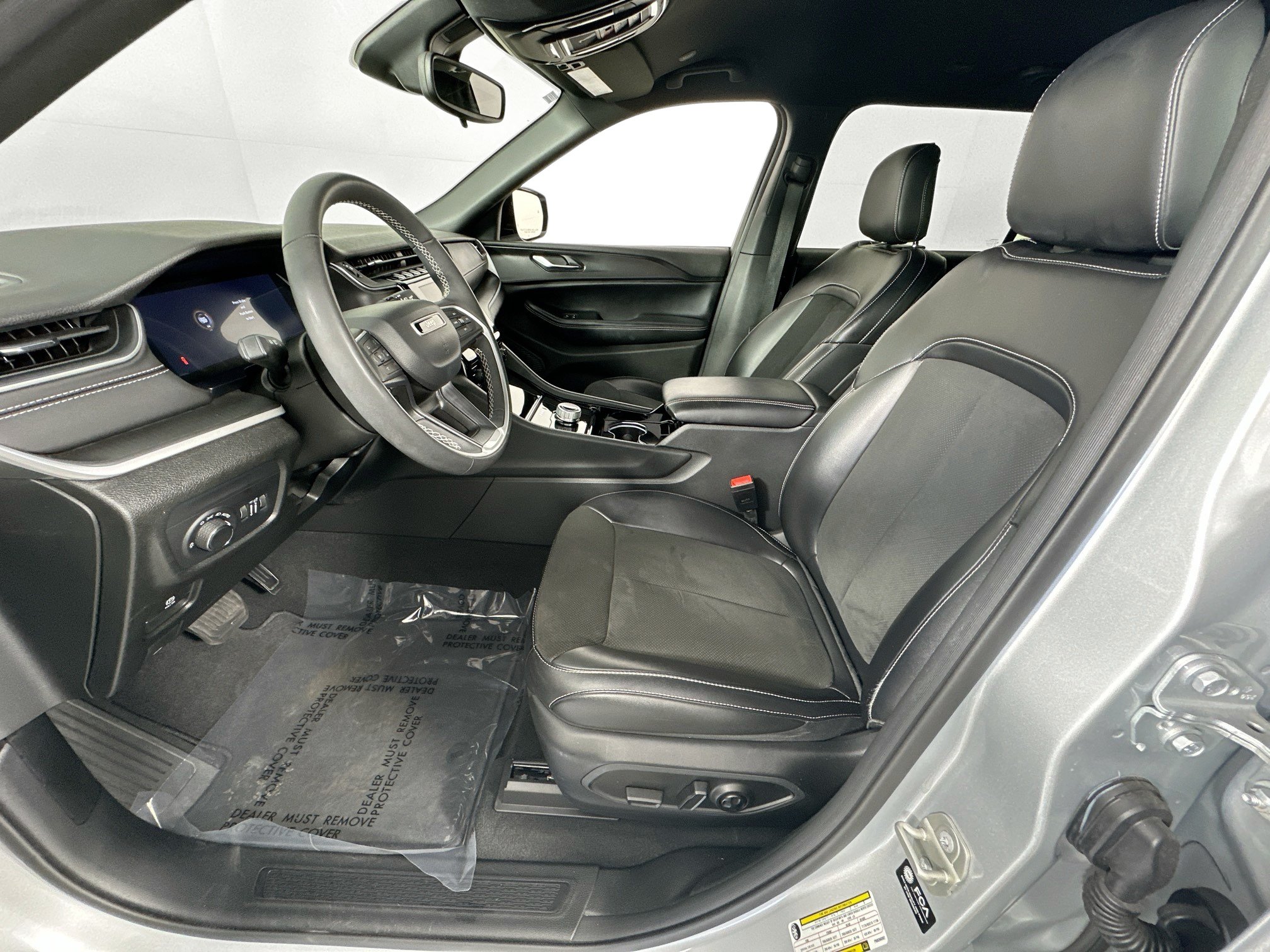 Used 2023 Jeep Grand Cherokee L Laredo RWD image 20