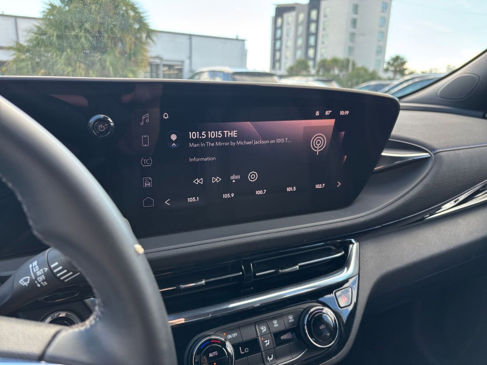 Used 2025 Buick Envista Sport Touring image 21