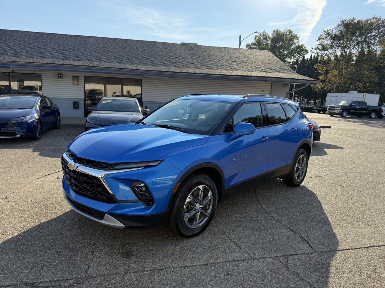 Used 2024 Chevrolet Blazer LT w/ Convenience Package FWD image 3