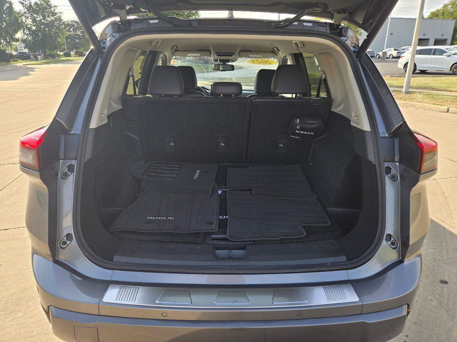 Used 2025 Nissan Rogue SL AWD/4WD image 9