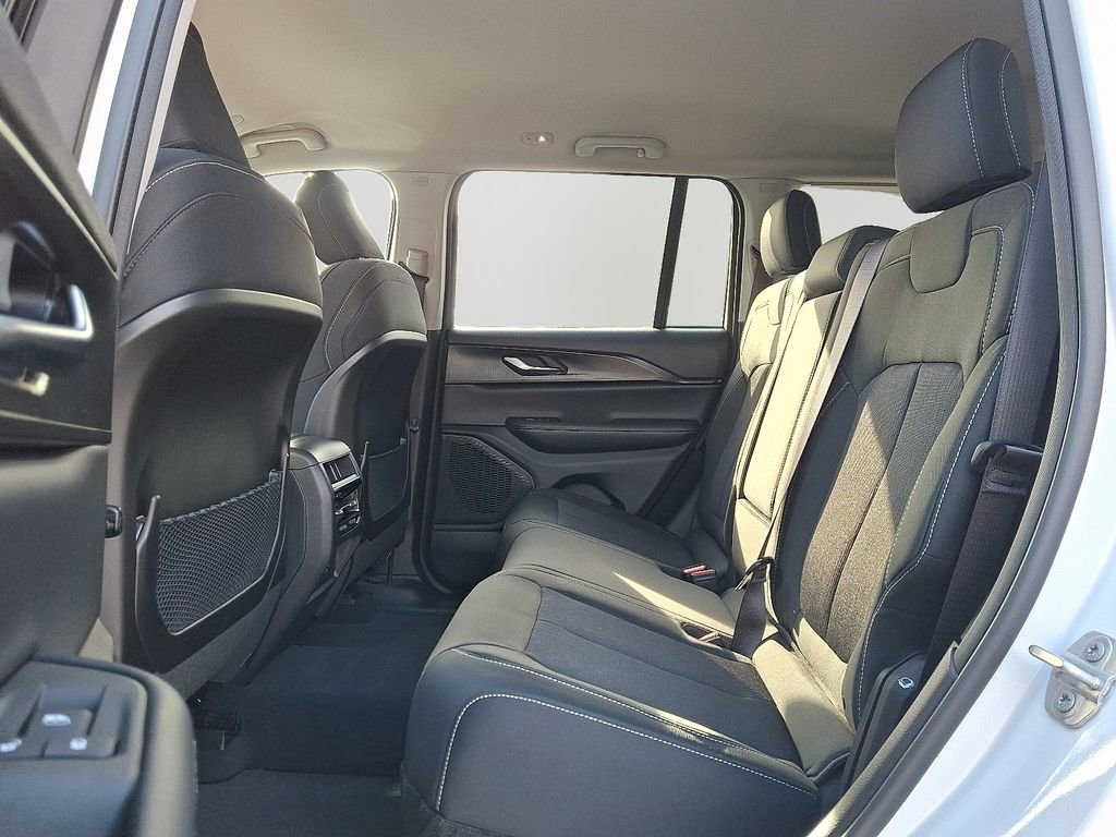 Used 2023 Jeep Grand Cherokee Laredo image 8