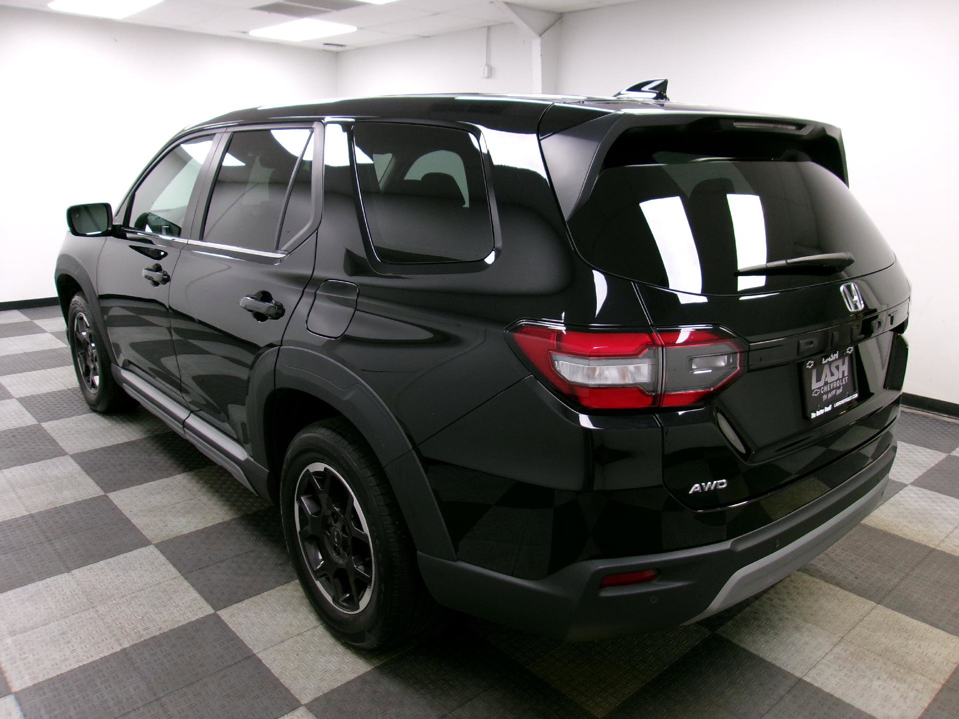 Used 2025 Honda Pilot EX-L image 2