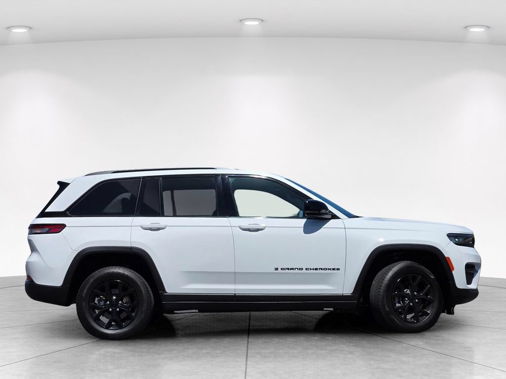 Used 2024 Jeep Grand Cherokee Altitude AWD/4WD image 3