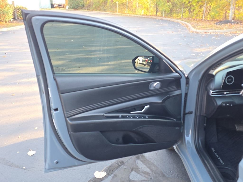 Used 2023 Hyundai Elantra Limited image 12