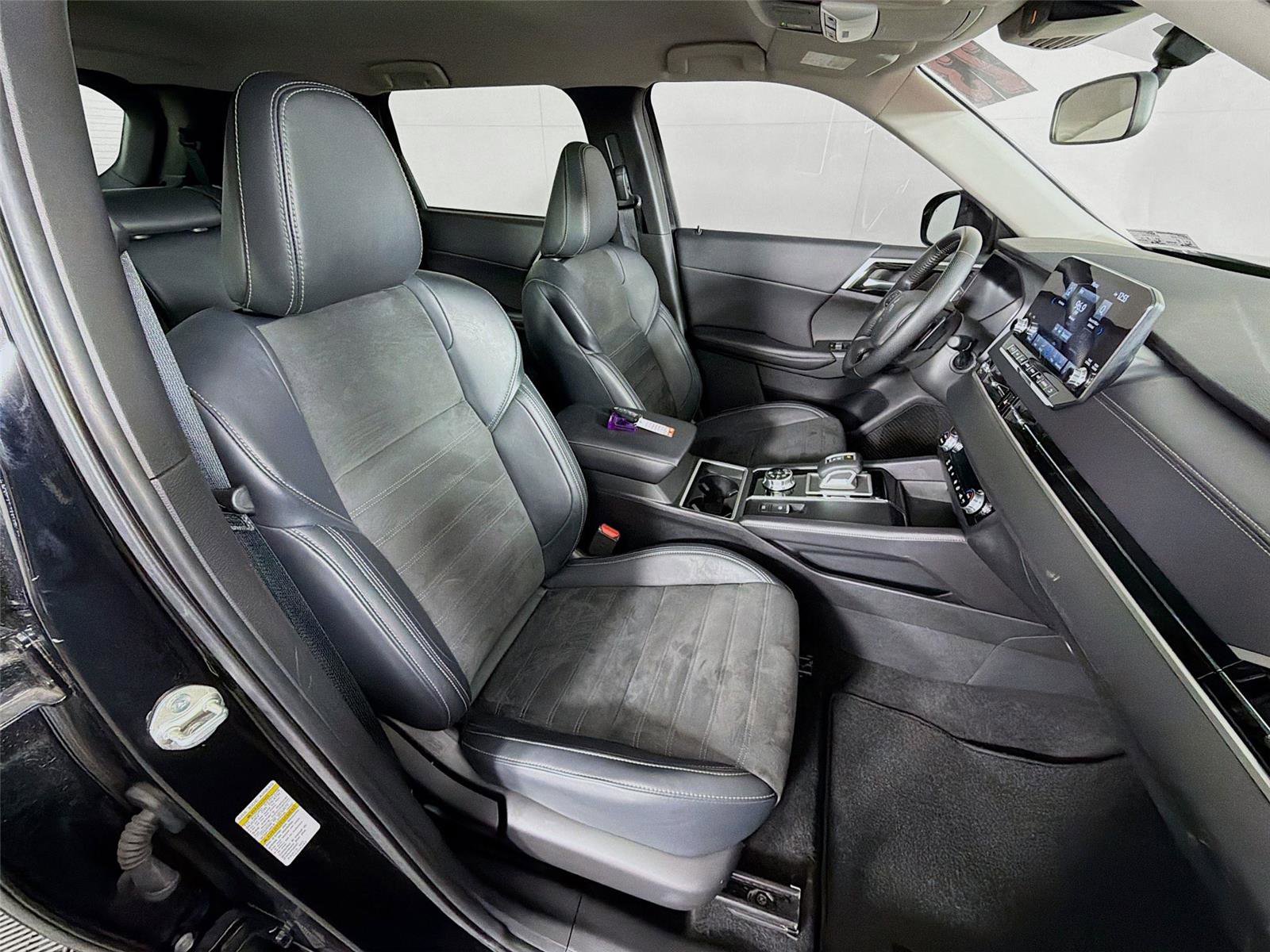 Used 2023 Mitsubishi Outlander SE image 27