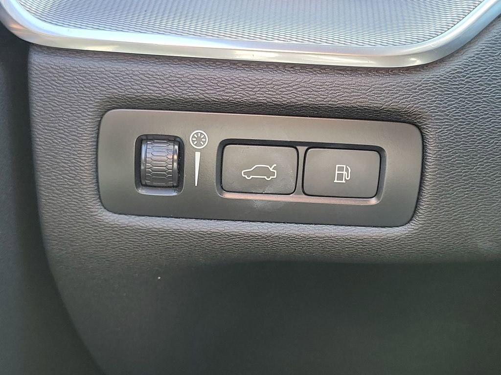 Used 2021 Volvo XC60 T8 R-Design w/ Advanced Package image 18