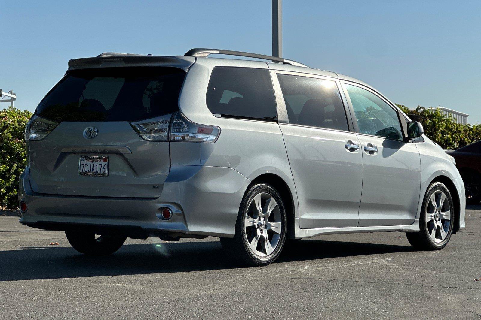 Used 2014 Toyota Sienna SE FWD image 3