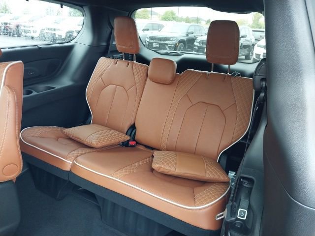 New 2026 Chrysler Pacifica Pinnacle image 8