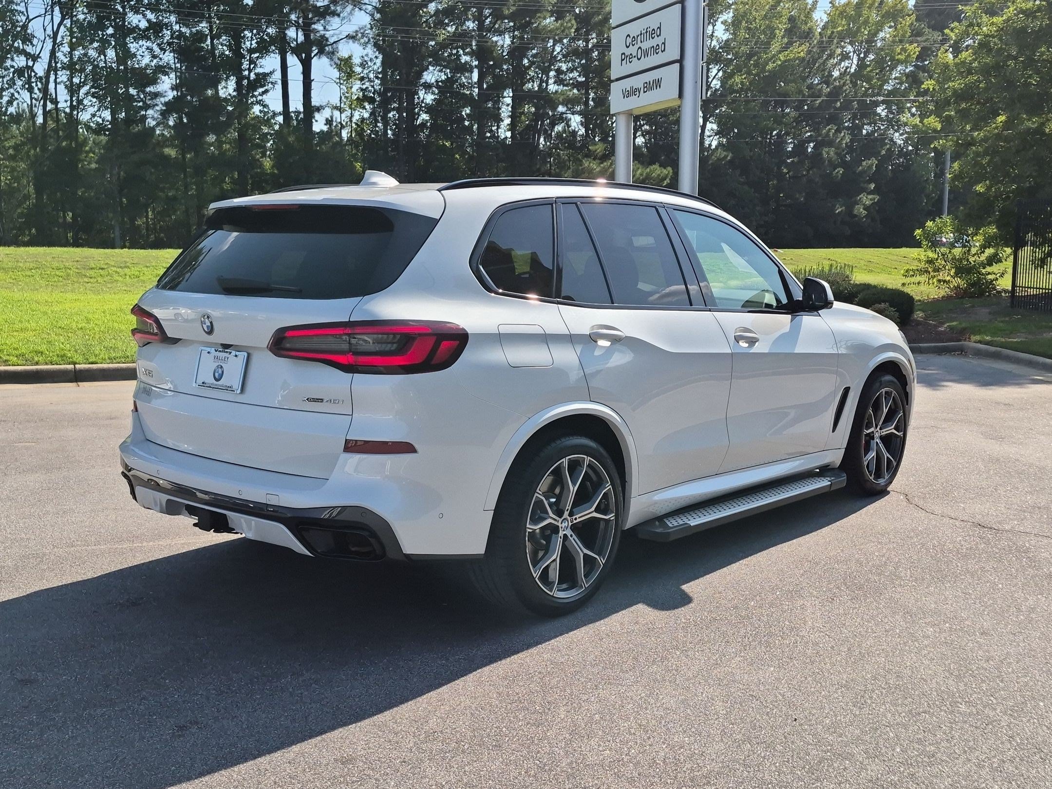 Used 2021 BMW X5 xDrive40i w/ M Sport Package AWD/4WD image 3