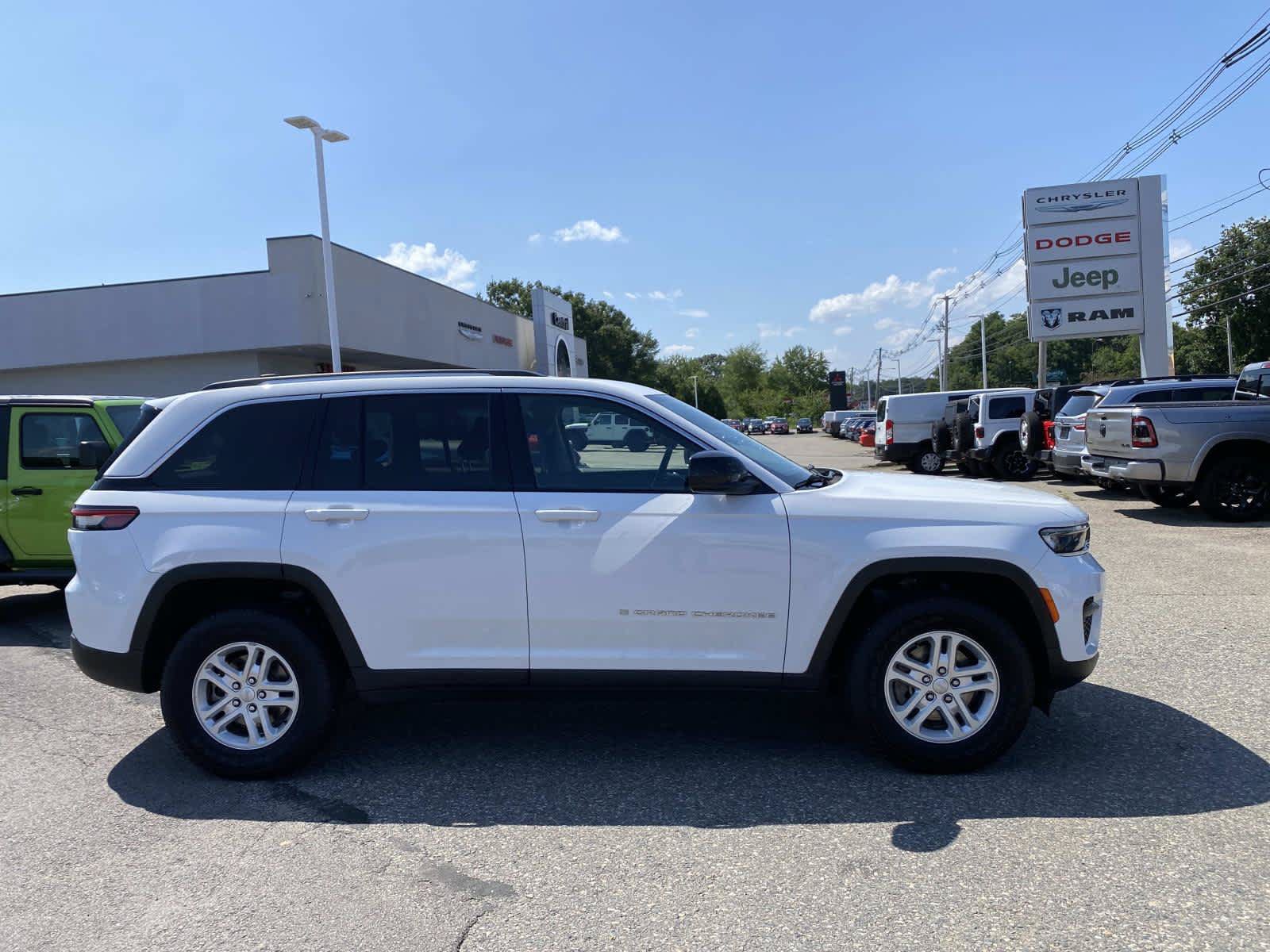 Used 2023 Jeep Grand Cherokee Laredo w/ Luxury Tech Group I AWD/4WD image 2