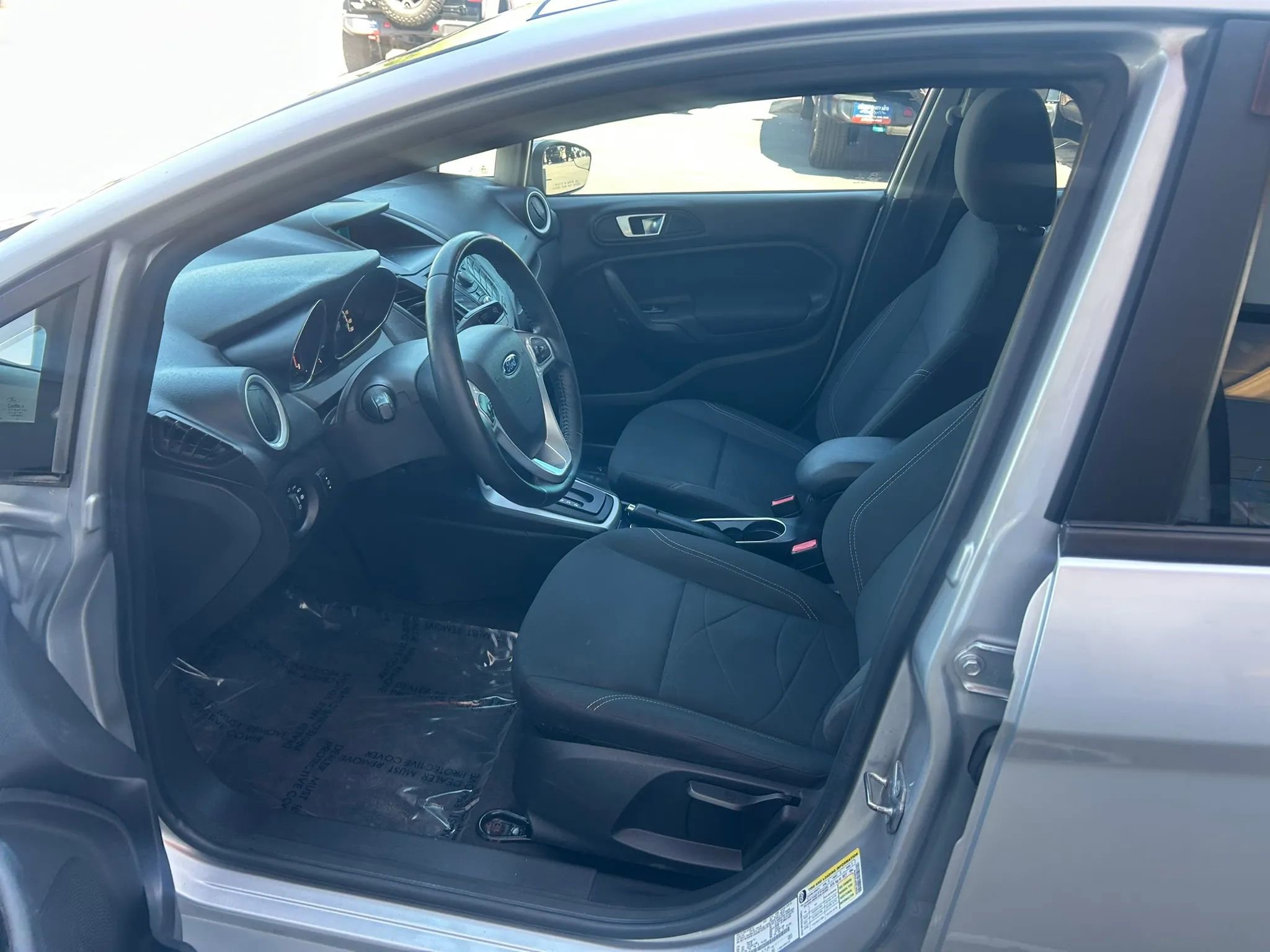 Used 2015 Ford Fiesta SE FWD image 3