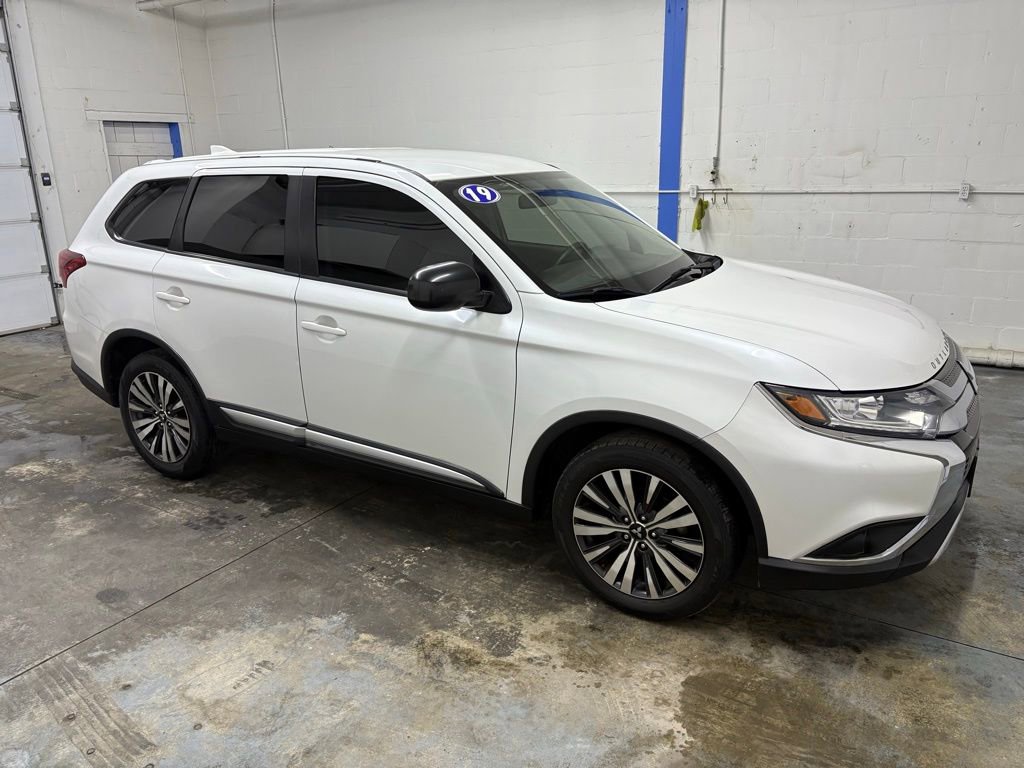 Used 2019 Mitsubishi Outlander ES image 2