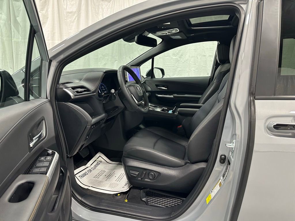 Used 2026 Toyota Sienna XLE Woodland Edition AWD/4WD image 9