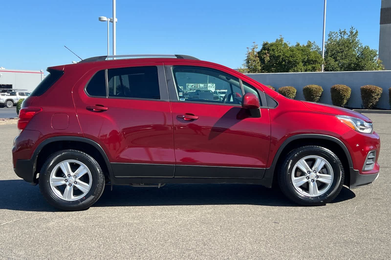 Used 2022 Chevrolet Trax LT w/ LT Convenience Package FWD image 6