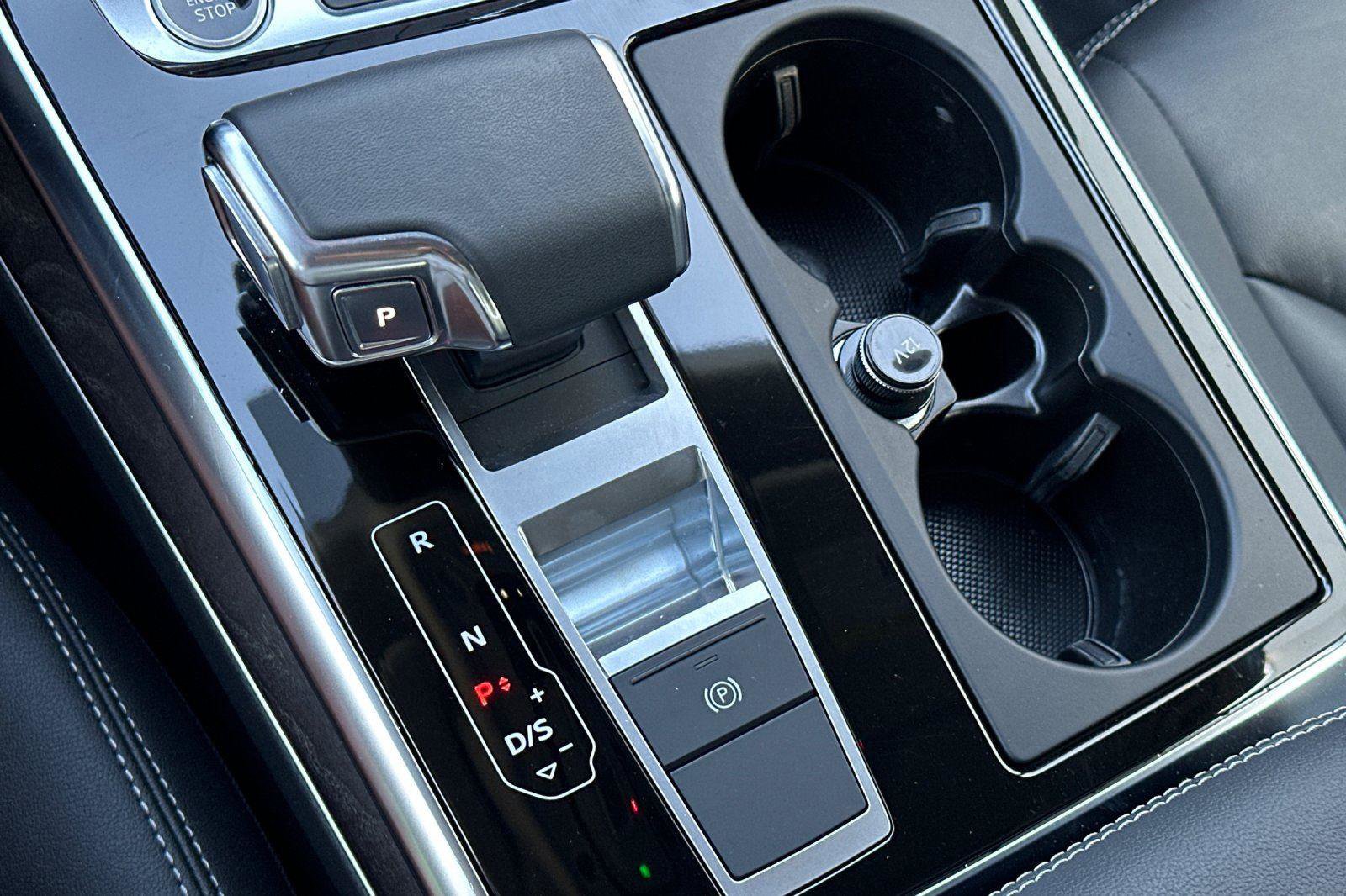 Used 2023 Audi Q8 Premium image 22