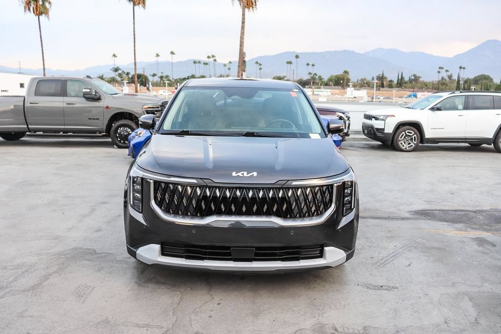 Used 2025 Kia Carnival FWD image 3