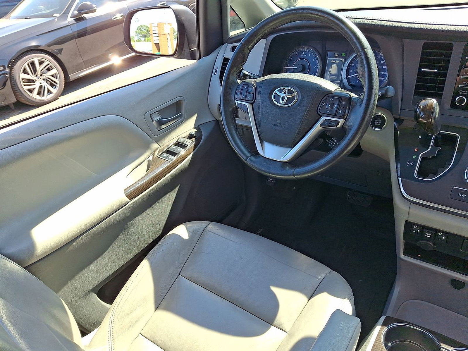 Used 2019 Toyota Sienna XLE w/ XLE Navigation Package FWD image 32