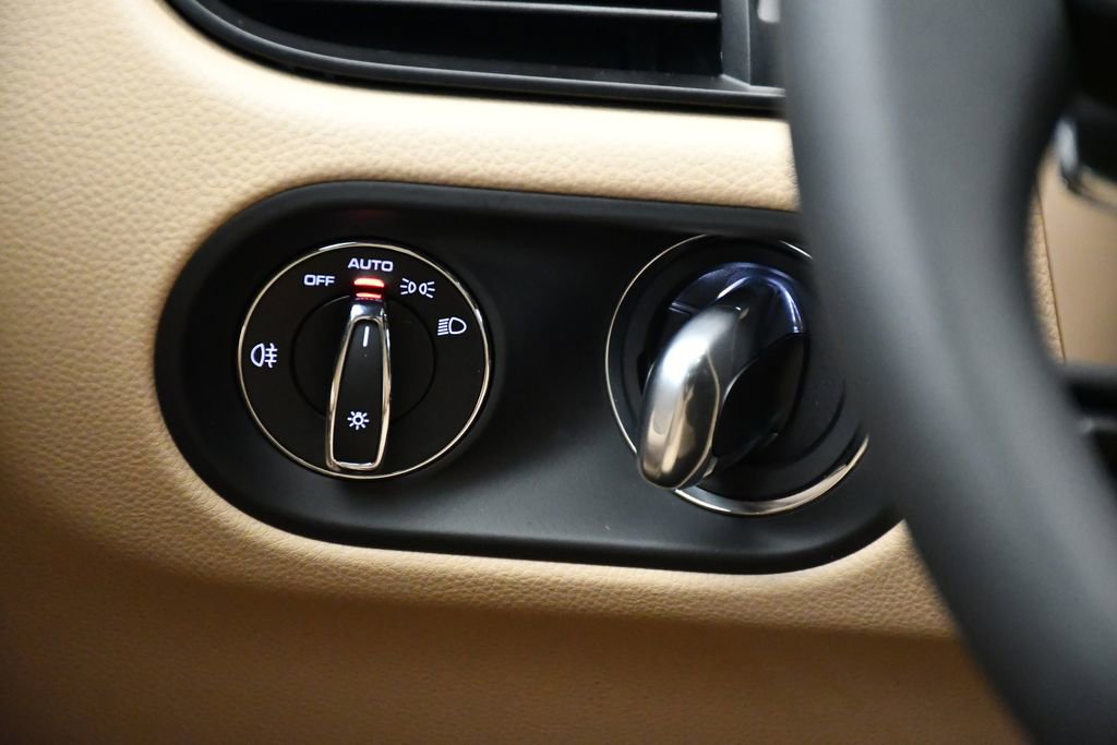 Certified 2025 Porsche Macan Turbo image 25