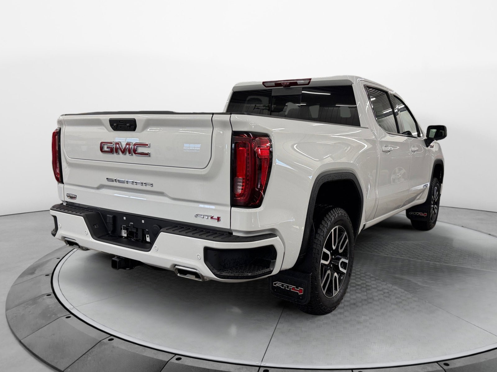 Used 2024 GMC Sierra 1500 AT4 w/ Technology Package AWD/4WD image 5