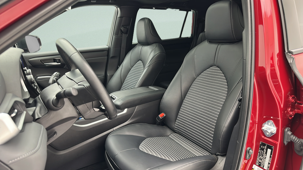 Used 2025 Toyota Highlander Limited AWD/4WD image 14