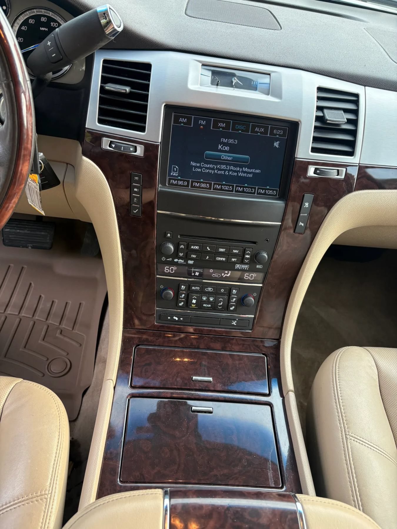Used 2011 Cadillac Escalade Premium AWD/4WD image 16