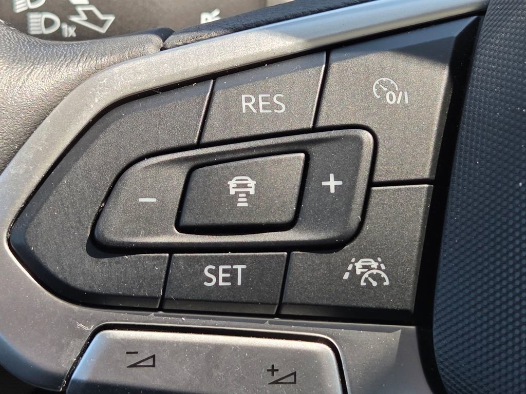 Used 2024 Volkswagen Jetta SE image 36