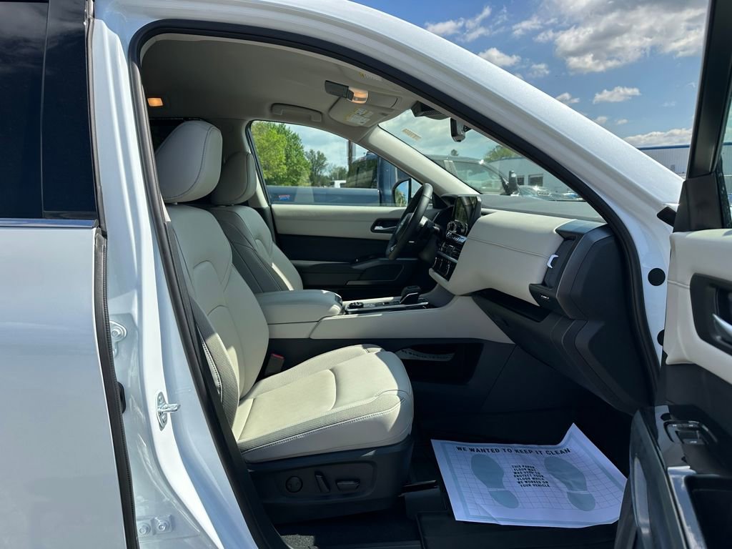 Used 2025 Nissan Pathfinder SL w/ Lighting Package (N92) image 24